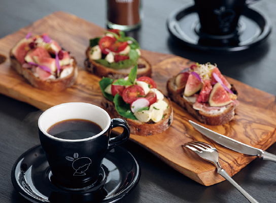 コーヒーと食事を楽しむイメージ写真