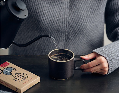 INICcoffeeのコーヒーを淹れる人のイメージ写真