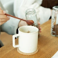 Beans Aromaのパウダーを瓶からカップに入れるイメージ写真