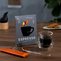 INIC coffee エスプレッソ ヨーロピアンアロマのコーヒーとパウダー、パッケージが並んだ写真